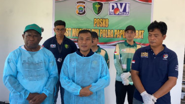 Tim DVI dan Inafis Polda Papua Barat mengidentifikasi seluruh jenazah korban banjir bandang.