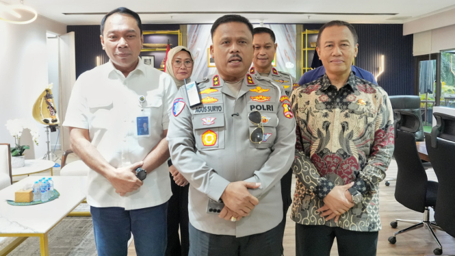 Kakorlantas Polri Irjen Agus Suryonugroho (tengah)