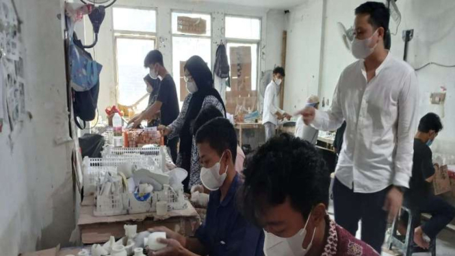 Robby Tanuwiharja Putra (kemeja putih), pemilik UMKM produk pernak-pernik dekorasi rumah.