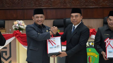 Wagub Kaltim Seno Aji (kiri).