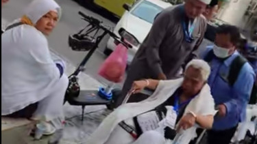 Petugas haji mendorong kursi roda jemaah di hotel 603, Sektor 6, Jarwal-Makkah
