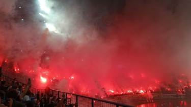 Bobotoh menyalakan puluhan flare di laga penutup Liga 1 (foto: Dede Idrus) 