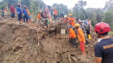 Tim SAR gabungan mengevakuasi jenazah korban longsor Trenggalek. (Foto: Dokumen Kantor SAR Surabaya)an 