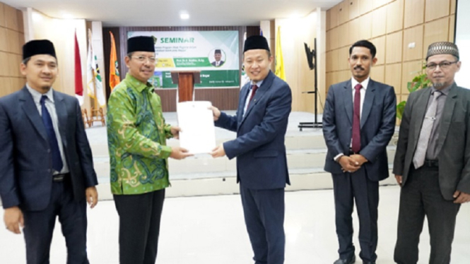 Dirjen Pendis Kemenag memberikan SK penyelenggaran program magister IUQI Bogor  