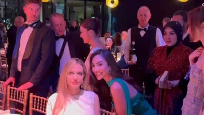 Syahrini kepergok antre untuk foto bareng Angelina Jolie