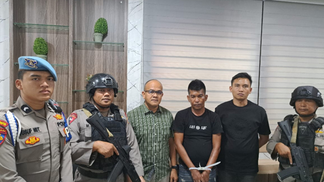Salah satu pelaku pembacokan Jaksa Kejari Deliserdang saat diamankan petugas kepolisian.(dok Polda Sumut)