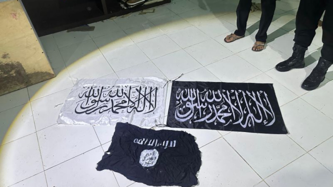 Barang bukti diamankan dalam penangkapan pemuda terduga terorisme di Gowa