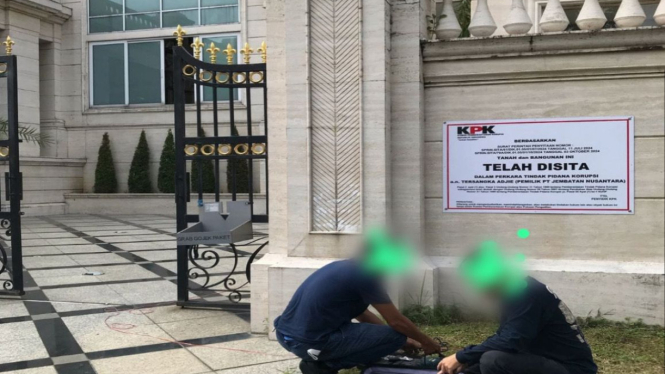 Penyidik KPK sita rumah mewah di perumahan Surabaya, Jawa Timur terkait kasus dugaan korupsi di PT ASDP. (Doc KPK)
