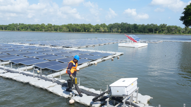PLTS Terapung Muara Nusa Dua di Bali yang dioperasikan PLN Indonesia Power