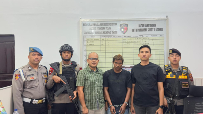 Mardiansyah alias Bendil, pelaku  pembacokan Jaksa Kejari Deliserdang saat diamankan petugas kepolisian.(dok Polda Sumut)