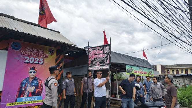 Pembongkaran pos dan atribut ormas di tangerang
