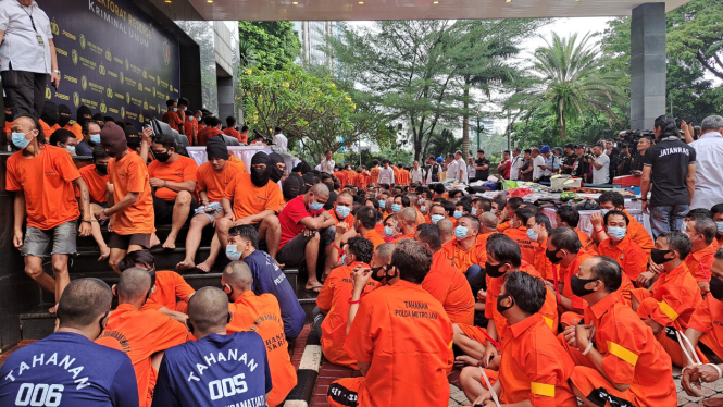 Penangkapan tersangka premanisme selama Operasi Berantas Jaya 2025