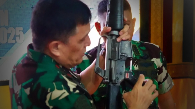 VIVA Militer: Mayjen TNI Niko Fahrizal periksa senjata temuan warga