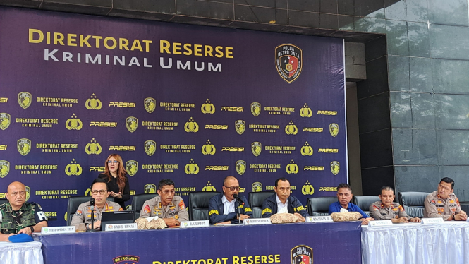 Dirreskrimum Polda Metro Jaya Kombes Pol Wira Satya Triputra dal konferensi pers Operasi Berantas Jaya 2025