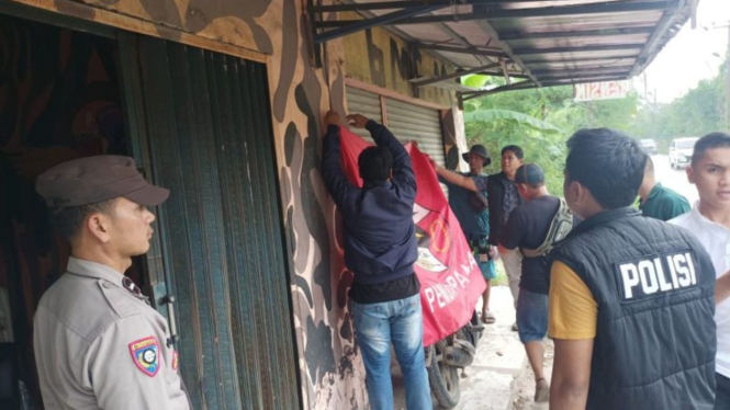 Operasi Gabungan Polisi-TNI Bongkar Posko Ormas di Tangerang