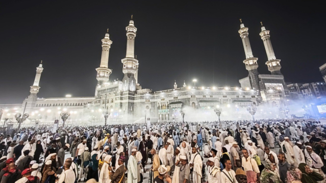 Jemaah haji usai Salat Isya di Masjidil Haram, Makkah