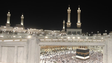 Jemaah calon haji dari berbagai negara melakukan Tawaf di Masjidil Haram, Makkah