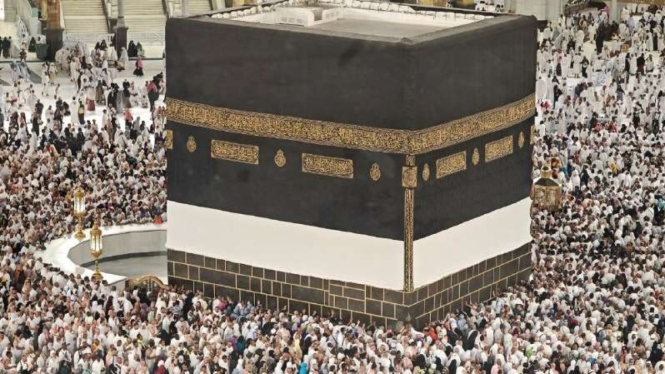 Jemaah calon haji dari berbagai negara melakukan Tawaf di Masjidil Haram, Makkah