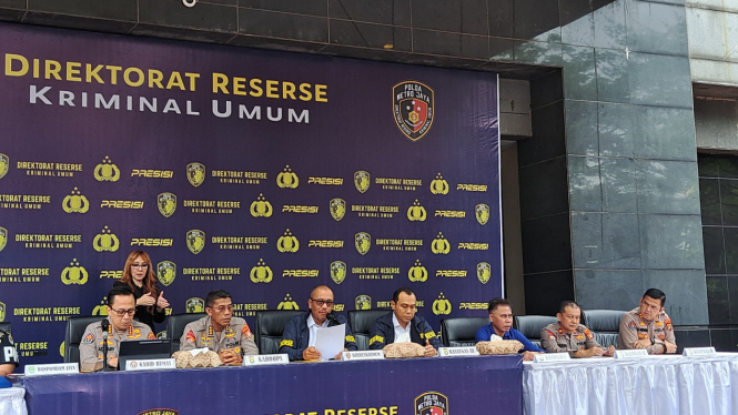 Dirreskrimum Polda Metro Jaya Kombes Pol Wira Satya Triputra dalam konferensi pers Operasi Berantas Jaya 2025