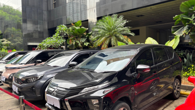 Sejumlah kendaraan yang disita KPK buntut kasus dugaan pemerasan tenaga kerja asing (TKA) di Kemnaker RI. Kendaraan itu dipajang di KPK sebelum dibawa ke Rupbasan KPK, Cawang, Jakarta Timur