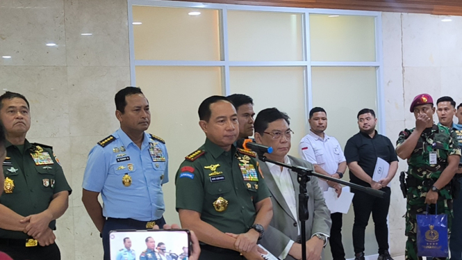 Panglima TNI Jenderal Agus Subiyanto di Kompleks Parlemen, Senayan, Jakarta Pusat 