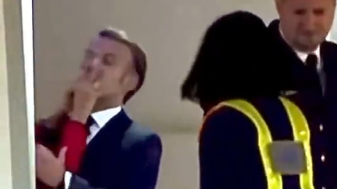 Detik-detik Macron Ditoyor Istri di Dalam Pesawat (Doc: X)
