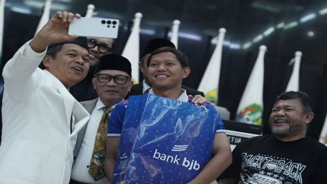 Gubernur Jawa Barat Dedi Mulyadi menyerahkan bonus Rp1 miliar ke Persib