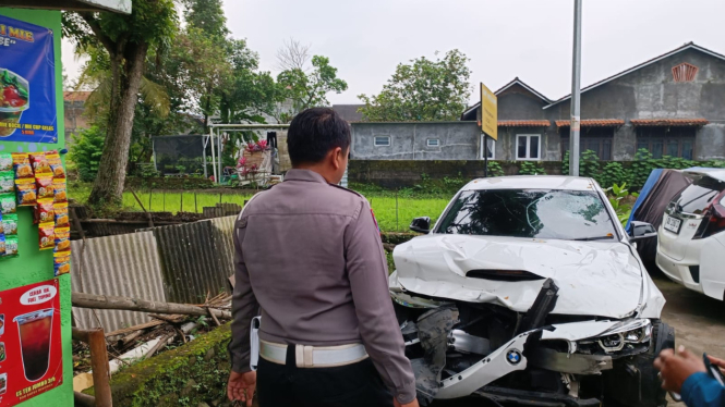 Mobil BMW yang alami kecelakaan di Sleman