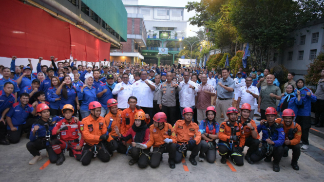 Kapolda Jawa Barat Irjen Pol Rudi Setiawan bersama Presiden KSPSI Andi Gani Nena Wea berkunjung ke Pimpinan Unit Kerja (PUK) tekstil, sandang, dan kulit KSPSI PT Kahatex Cimahi