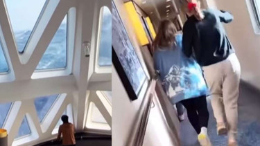 Kapal pesiar dihantam ombak besar.