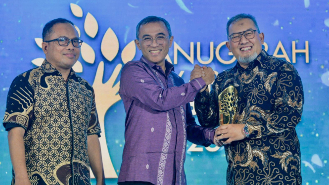 Direktur Utama PT Bank Muamalat Indonesia Tbk Imam Teguh Saptono (kanan) menerima piala dari Kepala Departemen Ekonomi dan Keuangan Syariah (DEKS) Bank Indonesia Imam Hartono (tengah) didampingi Direktur Republika Nur Hasan Murtiaji (kiri)