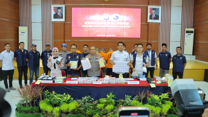 Konferensi pers pabrik skincare palsu di Bekasi (dok. istimewa)