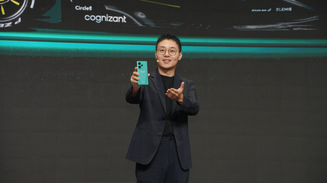 Pendiri dan Kepala Eksekutif Realme, Bingzhong atau Sky Li, dengan Realme GT 7.