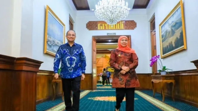 Gubernur Jawa Timur Khofifah Indar Parawansa (kanan)