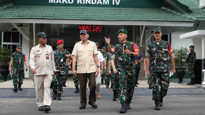 Menhan Sjafrie Sjamsoeddin saat melakukan kunjungan kerja ke Resimen Induk Daerah Militer (Rindam) IV/Diponegoro (sumber: Biro Infohan Setjen Kemengan)