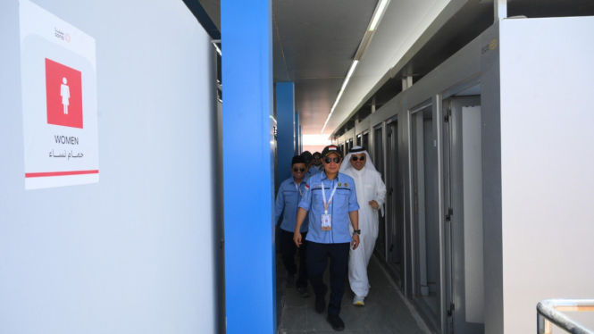 Dirjen PHU Kemenag Hilman Latief mengecek fasilitas toilet di Mina, Makkah
