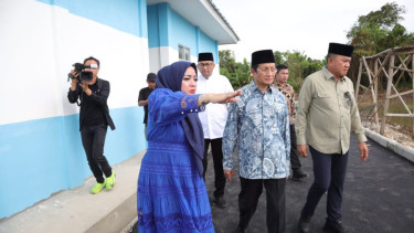 Menteri Agama RI, Nasaruddin Umar bersama Wakil Kepala Badan Gizi Nasional Mayjen TNI (Purn) Lodewyk Pusung turut meresmikan Dapur Makan Bergizi Gratis (MBG) di Karawang, Jawa Barat (Istimewa)