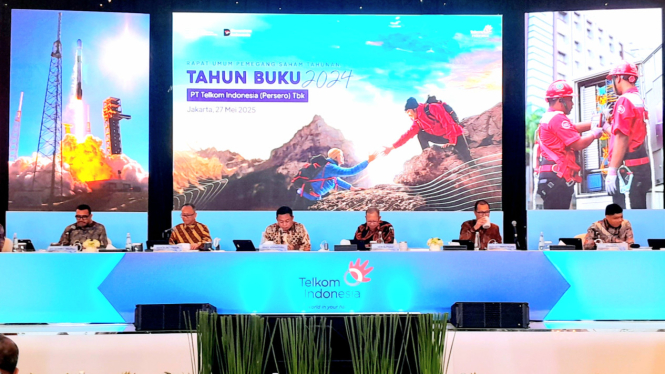 [Jajaran Dewan Komisaris dan Dewan Direksi Telkom dalam RUPST yang digelar di kawasan Gatot Subroto, Jakarta Selatan, Selasa, 27 Mei 2025]