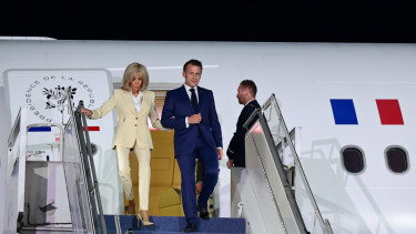Presiden Republik Prancis Emmanuel Macron dan istri, Brigitte Macron saat tiba di Indonesia (sumber foto: Muchlis Jr - Biro Pers Sekretariat Presiden)