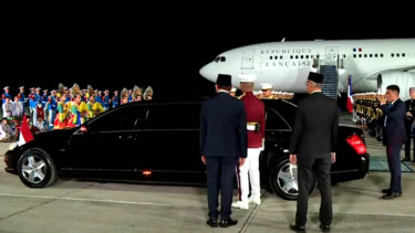 Presiden Emmanuel Macron dijemput mobil mewah anti peluru saat tiba di Indonesia