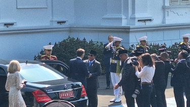 Presiden RI Prabowo Subianto menyambut kedatangan Presiden Republik Prancis, Emmanuel Macron di Istana Merdeka, Jakarta Pusat