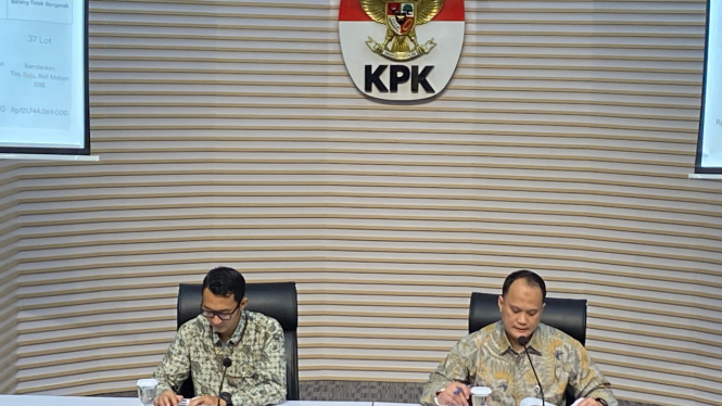 Juru Bicara KPK Budi Prasetyo dan Direktur Pelacakan Aset, Pengelolaan Barang Bukti, dan Eksekusi (Labuksi) KPK Mungki Hadipratikto di KPK