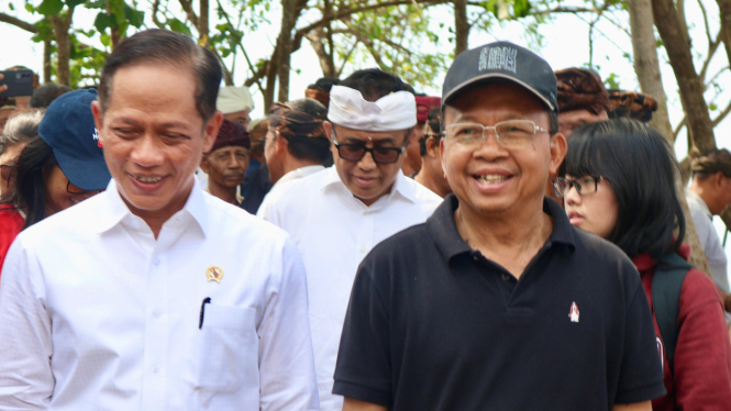 Menteri Lingkungan Hidup Hanif Faisol Nurofiq dan Gubernur Bali Wayan Koster
