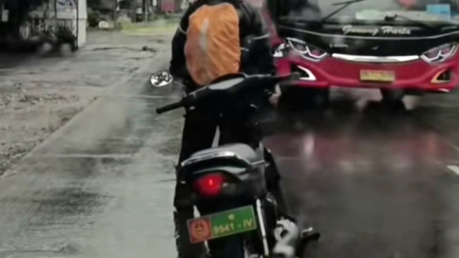 Aksi pengendara motor bebek hadang bus lawan arah
