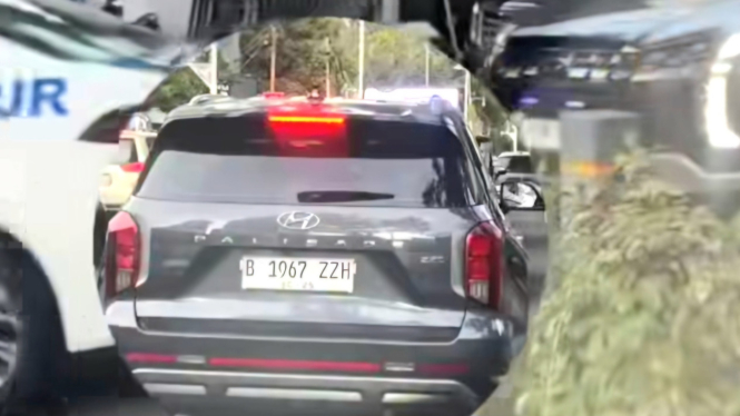 Hyundai Palisade keluar dari salon dikawal mobil patroli polisi