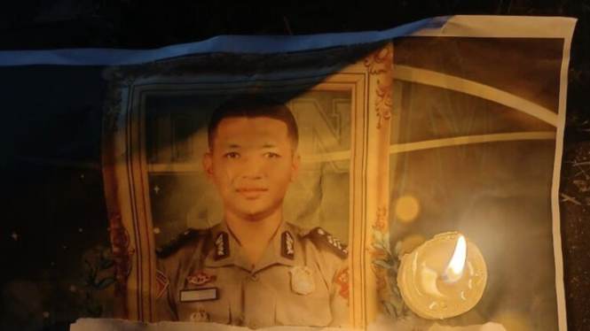 Aksi bakar lilin mahasiswa di depan Polda NTB mendesak pengusutan kasus Brigadir Nurhadi (Satria)