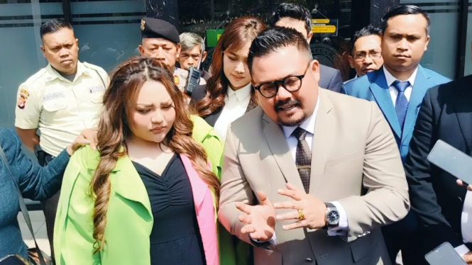 Lisa Mariana bersama kuasa hukumnya di PN Bandung