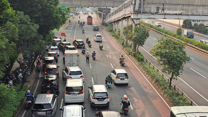 Kemacetan di Jalan Gatot Subroto yang mengarah ke Jalan Jenderal Sudirman.