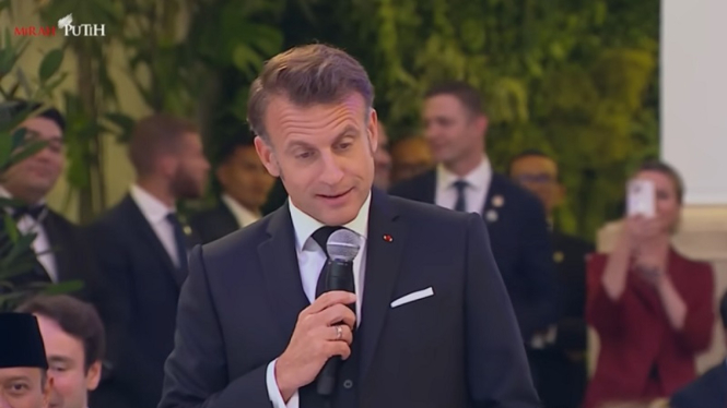 Presiden Prancis Emmanuel Macron saat menghadiri gala dinner di Istana