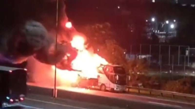Bus pariwisata terbakar di Tol Jakarta Cikampek, 29/5
